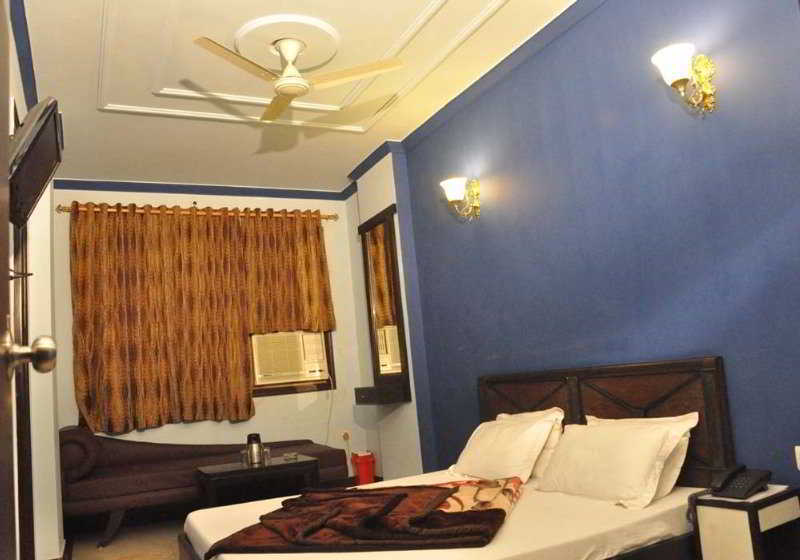 Hotel Amrit Villa Делі Екстер'єр фото