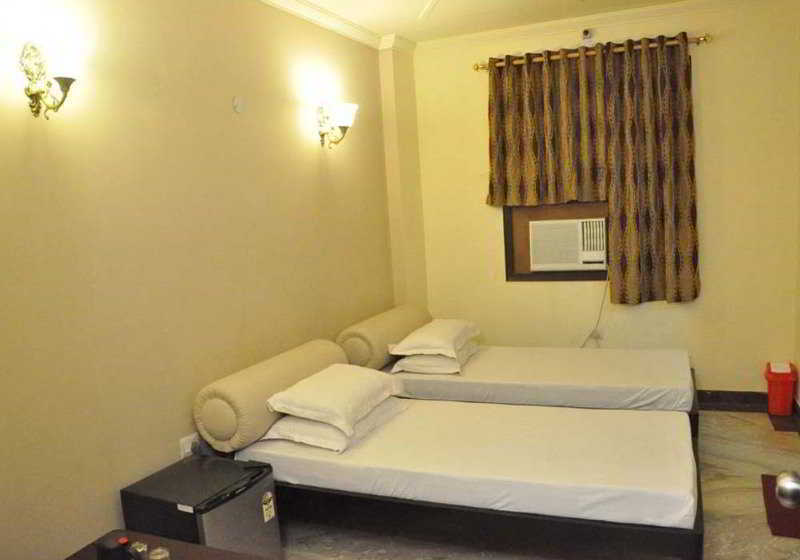 Hotel Amrit Villa Делі Екстер'єр фото