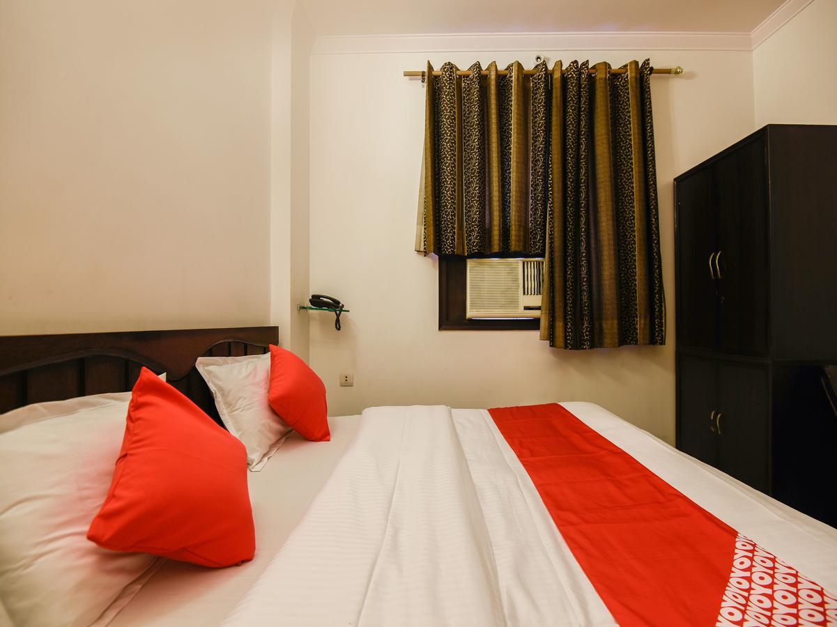 Hotel Amrit Villa Делі Екстер'єр фото