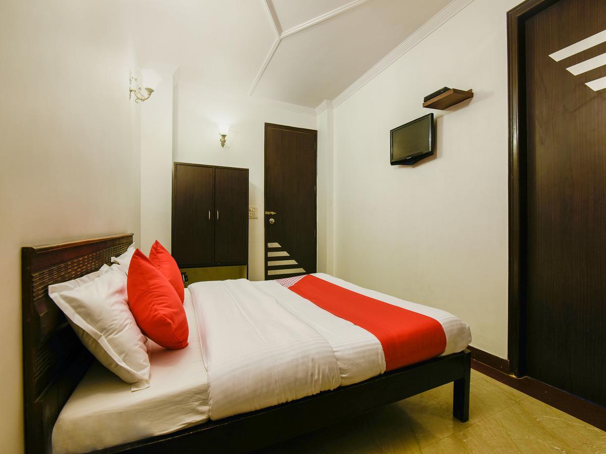Hotel Amrit Villa Делі Екстер'єр фото
