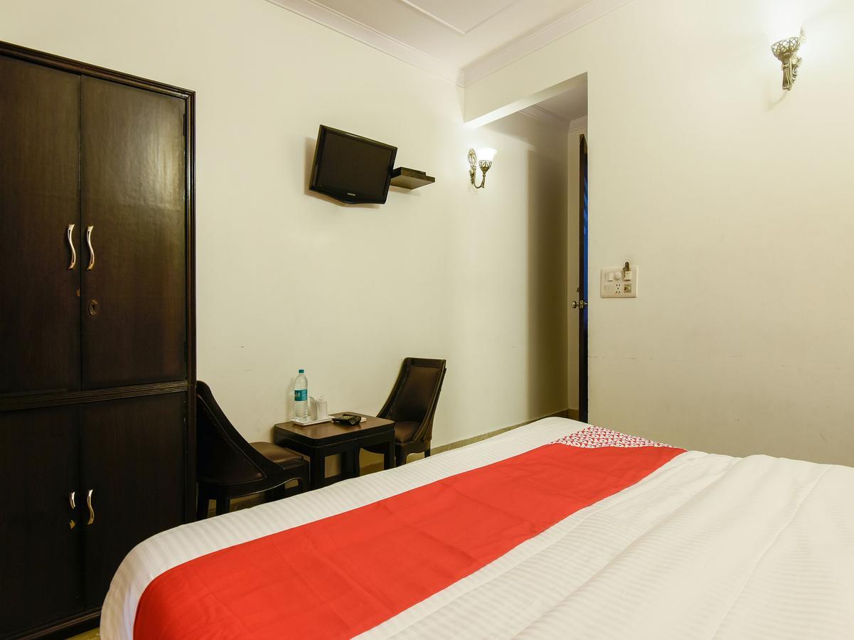 Hotel Amrit Villa Делі Екстер'єр фото