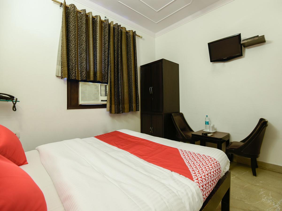 Hotel Amrit Villa Делі Екстер'єр фото