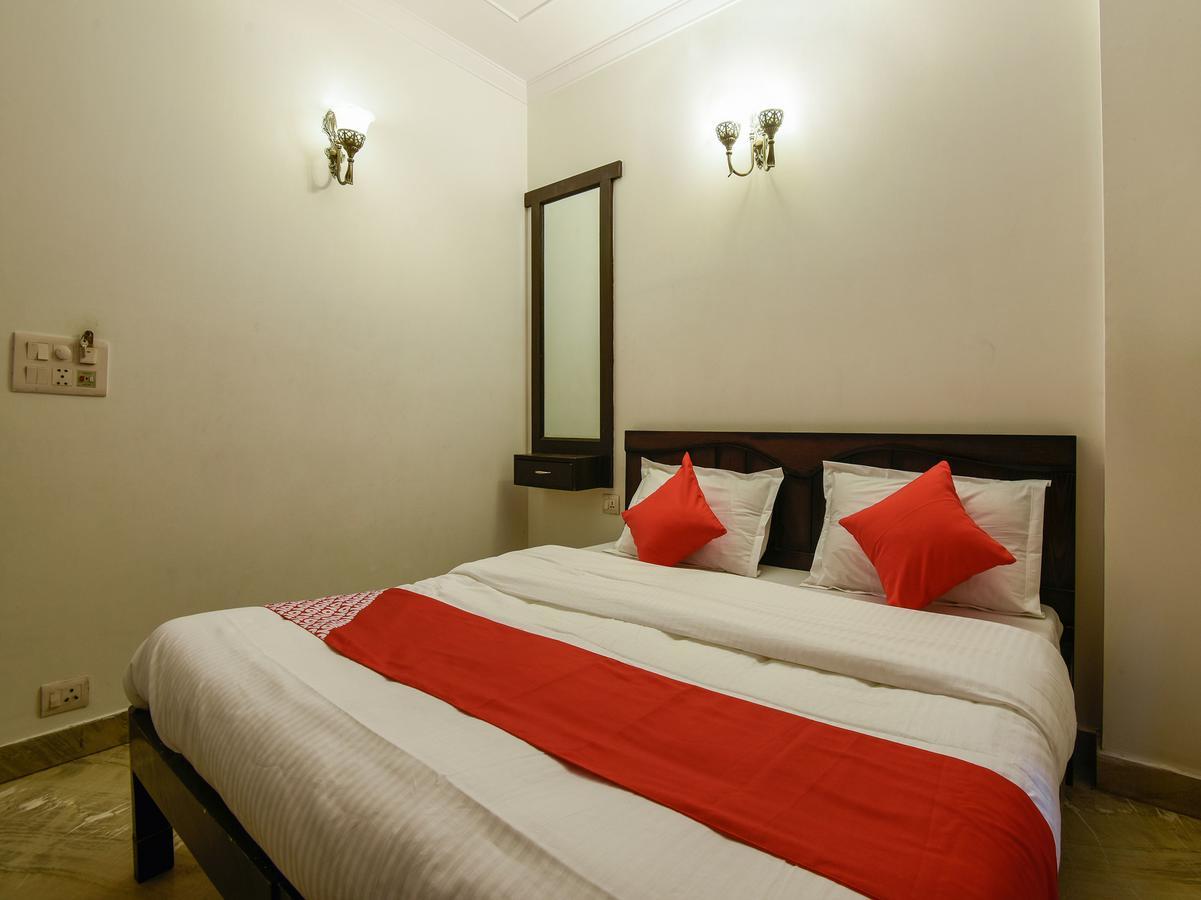 Hotel Amrit Villa Делі Екстер'єр фото