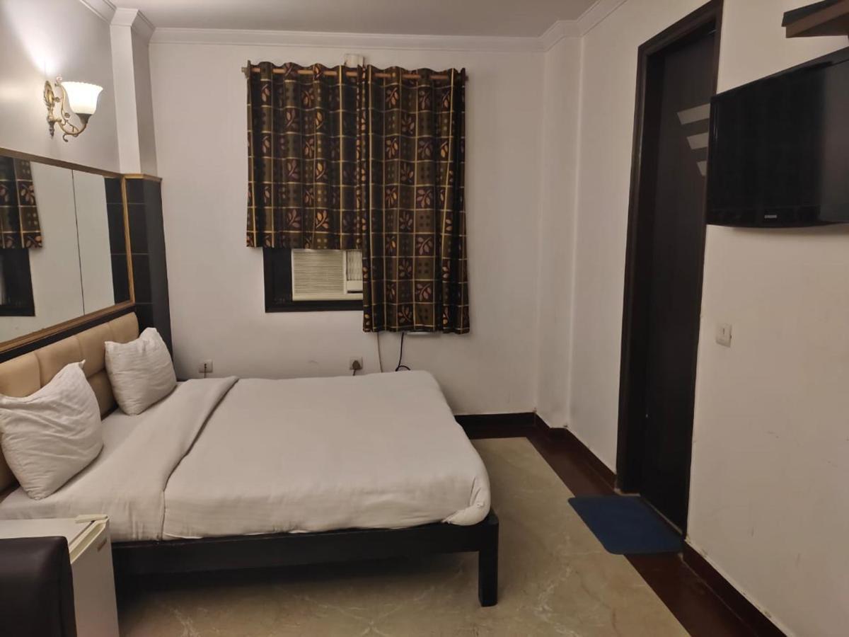 Hotel Amrit Villa Делі Екстер'єр фото