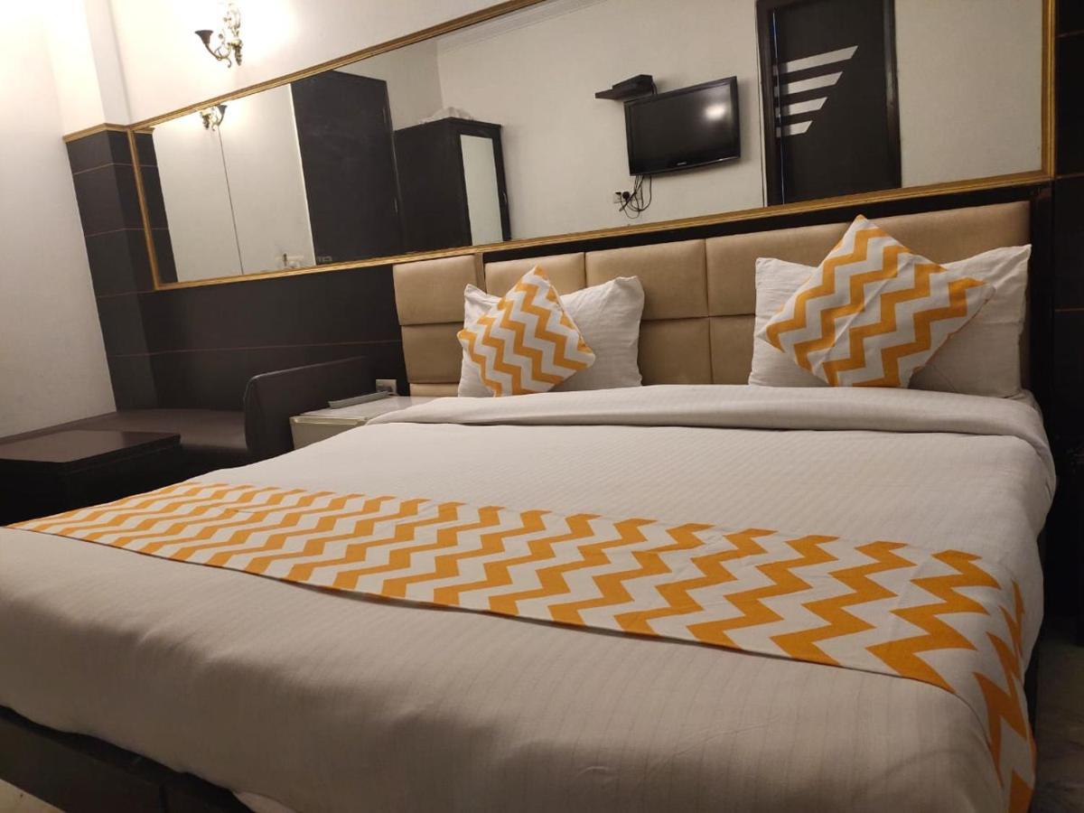 Hotel Amrit Villa Делі Екстер'єр фото