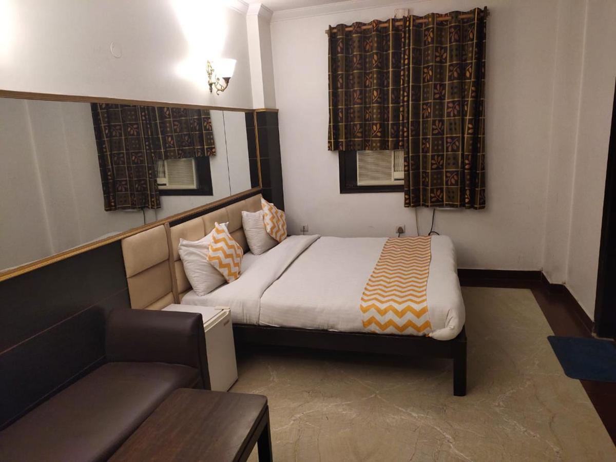Hotel Amrit Villa Делі Екстер'єр фото